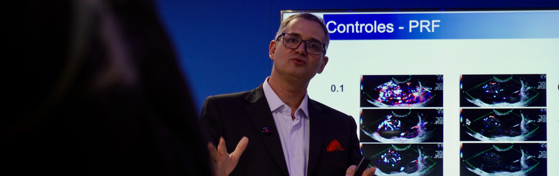 Dr. Rafael Bruns ministrando aula em evento de medicina fetal e ultrassonografia