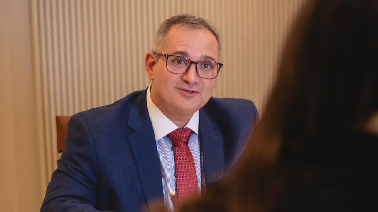 Dr. Rafael Bruns realizando avaliação completa em medicina fetal em consultório particular em Curitiba