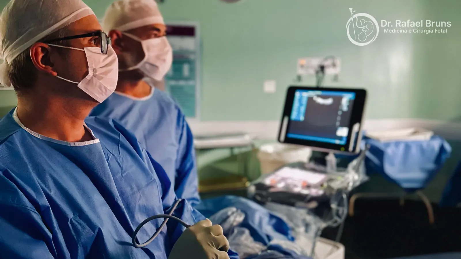 Dr. Rafael Bruns realizando cirurgia fetal fetoscópica em Curitiba