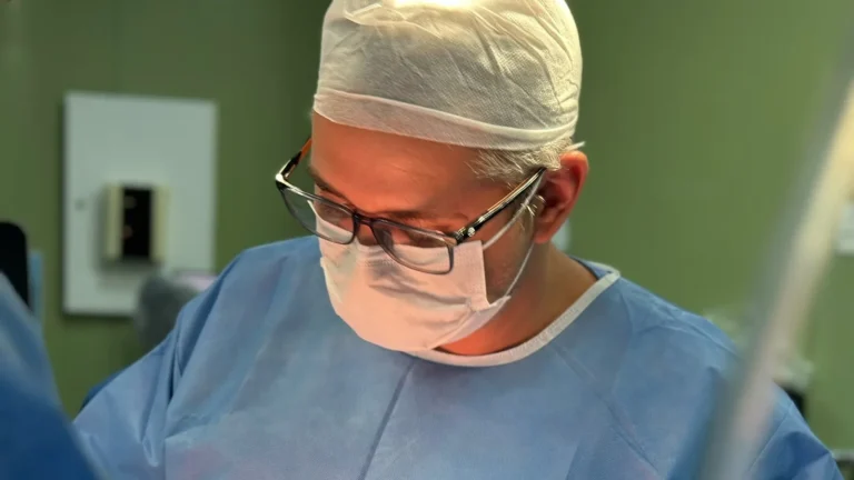 Cirurgia fetal para correção de mielomeningocele — comparação entre técnica aberta e fetoscópica