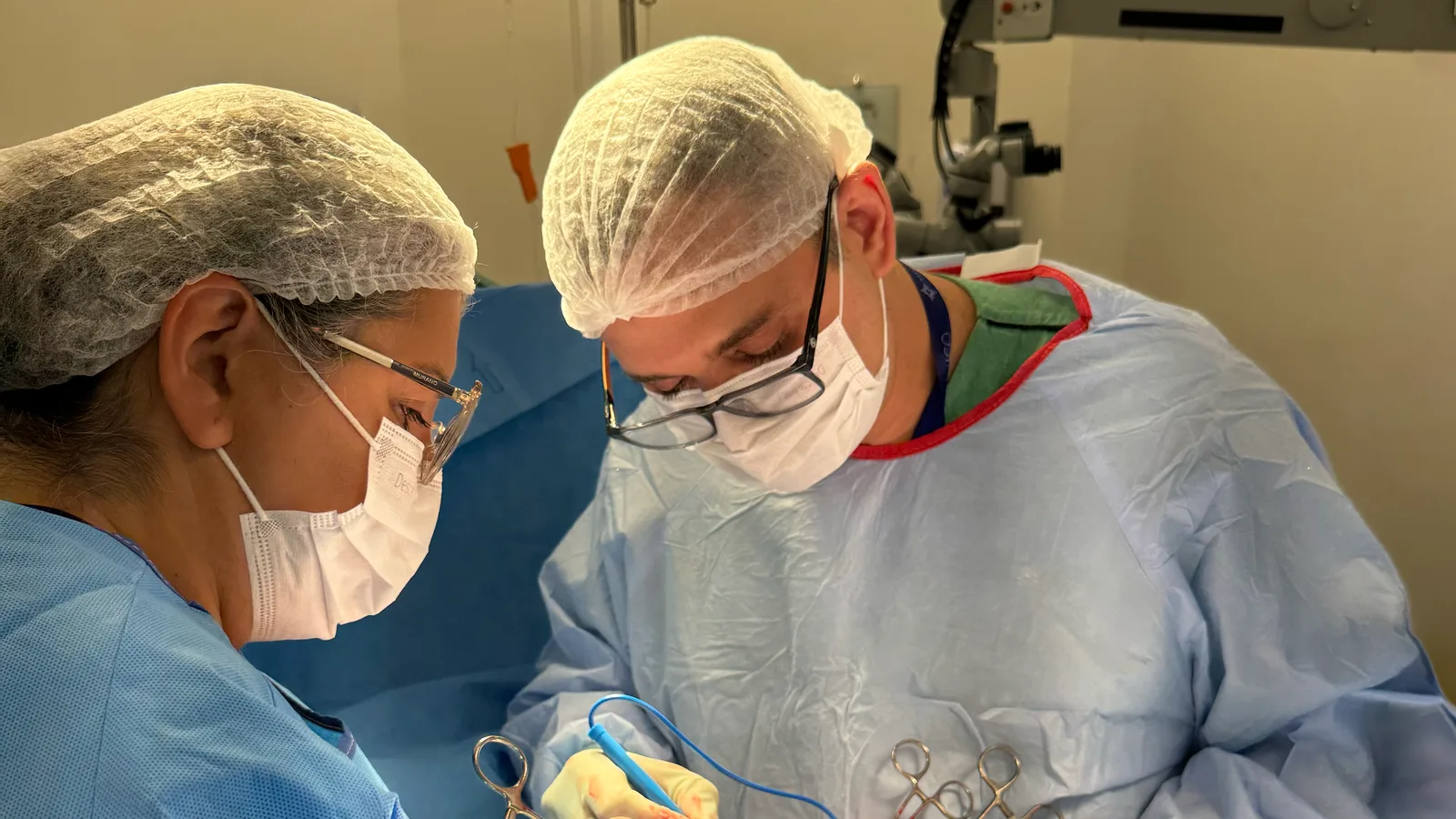 Dr. Rafael Bruns durante cirurgia fetal de mielomeningocele em centro cirúrgico de Porto Alegre