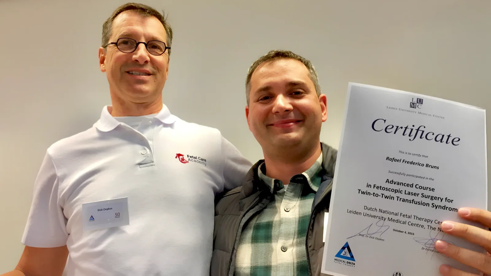 Dr. Rafael Bruns recebendo certificado do Prof. Dick Oepkes no Leiden University Medical Center após treinamento em cirurgia fetal a laser para STFF — grupo que descreveu a TAPS em 2007 e desenvolveu a técnica de Solomon publicada no Lancet em 2014