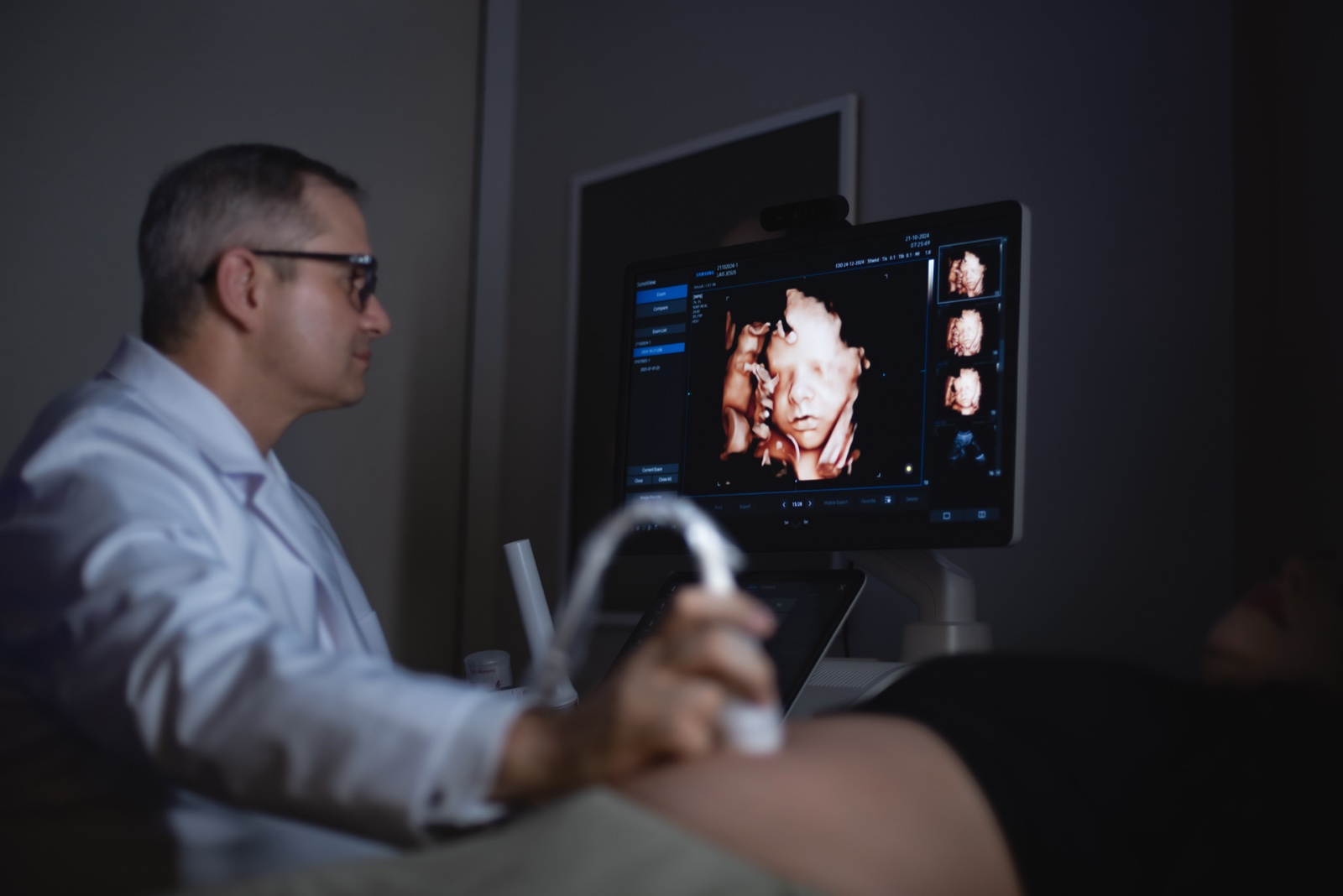 Dr. Rafael Bruns realizando ultrassonografia fetal em consult&oacute;rio de medicina fetal em Curitiba