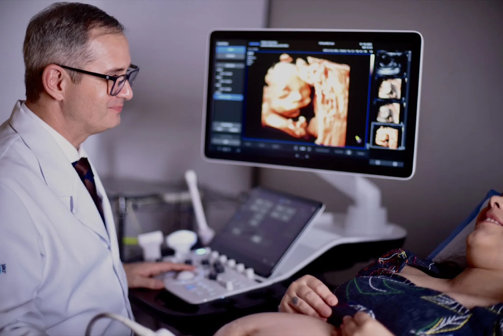 Dr. Rafael Bruns realizando ultrassom 3D em gestante durante consulta de medicina fetal