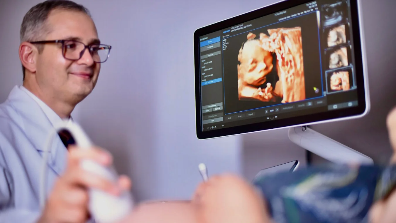 Dr. Rafael Bruns realizando ultrassom morfológico com imagem 3D do feto para diagnóstico de hérnia diafragmática congênita