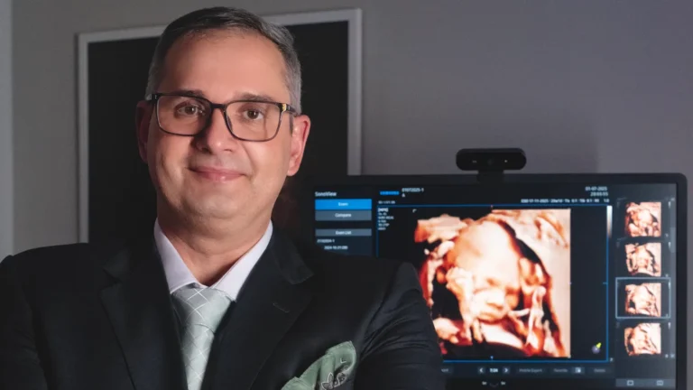 Dr. Rafael Bruns especialista em medicina fetal com ultrassom 3D ao fundo — placenta prévia e acretismo placentário