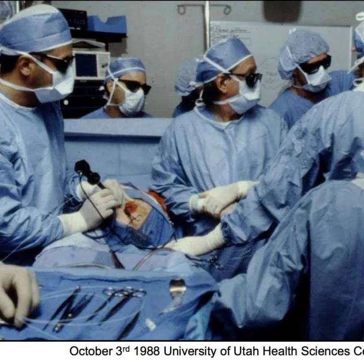 Primeira cirurgia fetal a laser para tratamento da síndrome de transfusão feto-fetal realizada pelo Dr. Julian De Lia em 3 de outubro de 1988 no University of Utah Health Sciences Center