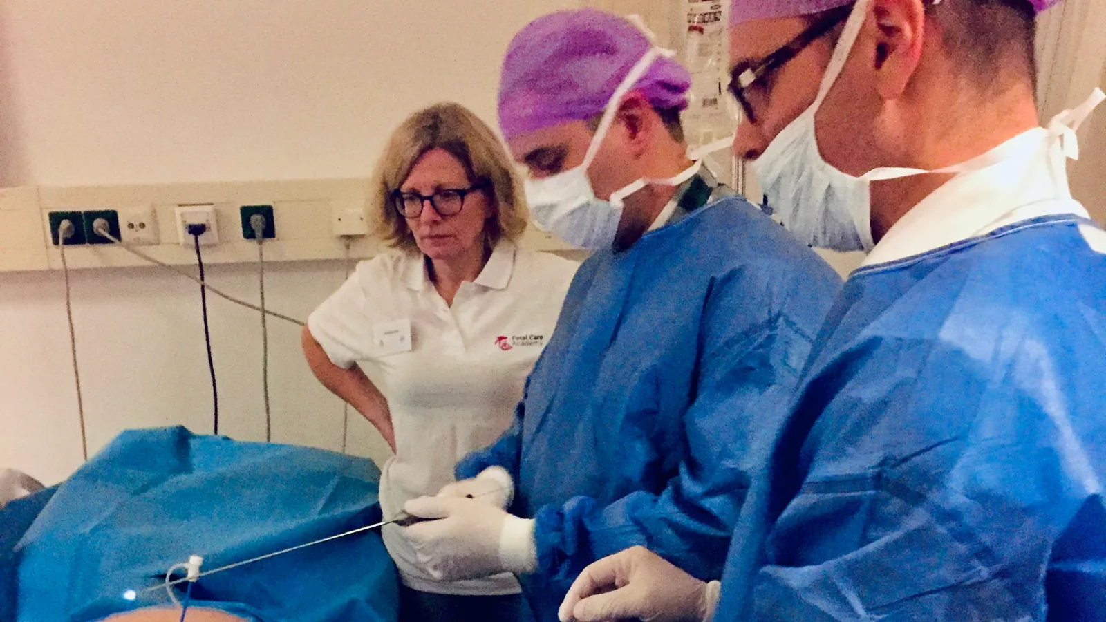 Dr. Rafael Bruns montando o fetoscópio para cirurgia fetal a laser sob supervisão da Dra. Monike Haak no Leiden University Medical Center