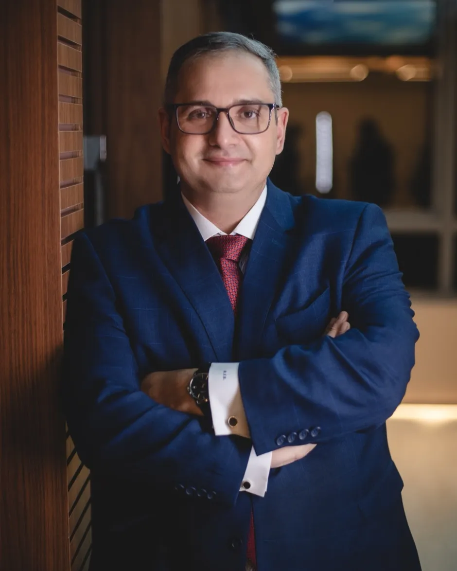 Dr. Rafael Bruns em seu consult&oacute;rio de medicina fetal em Curitiba