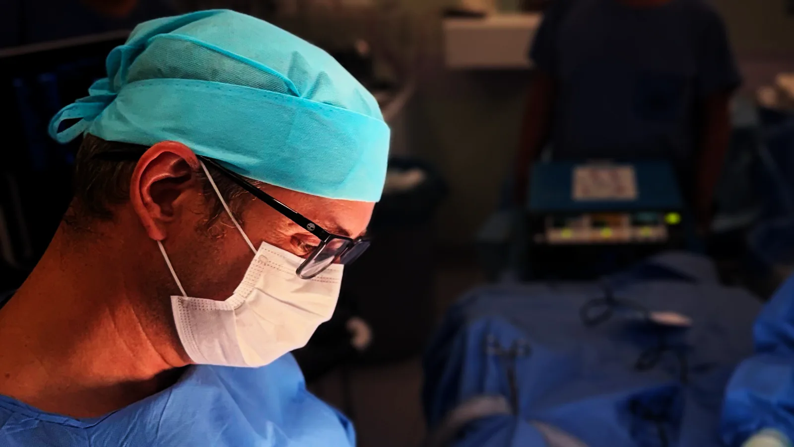 Dr. Rafael Bruns e equipe multidisciplinar durante cirurgia fetal para correção de mielomeningocele