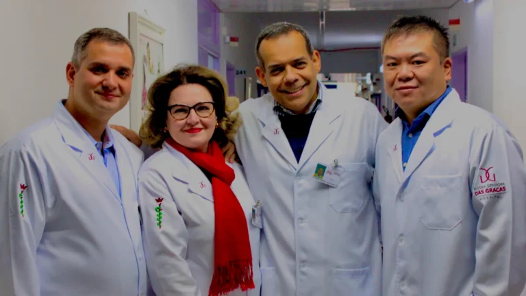 Equipe médica após a primeira cirurgia fetal de mielomeningocele do Paraná no Hospital Nossa Senhora das Graças em Curitiba, 2017