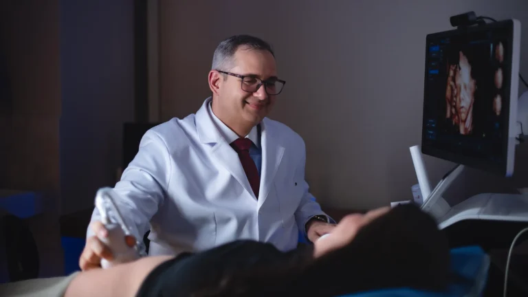 Segunda opinião em medicina fetal: gestante em consulta de avaliação especializada para diagnóstico pré-natal